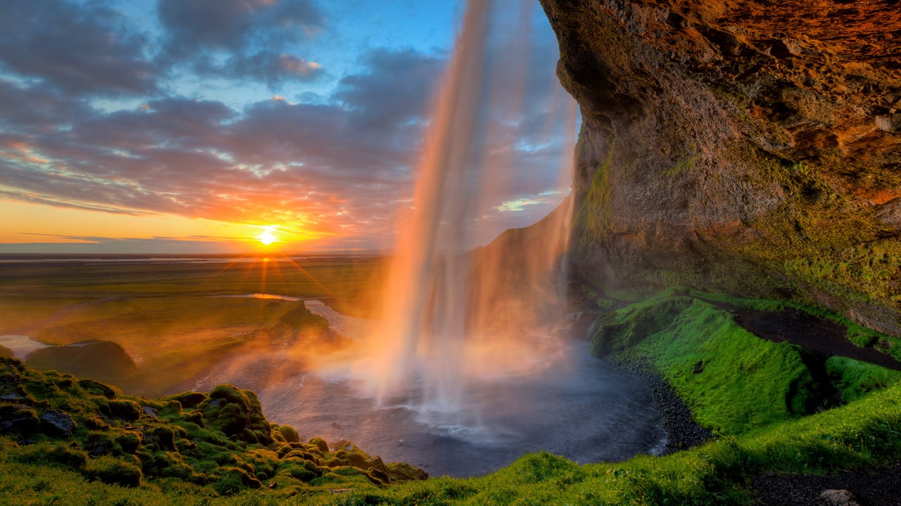 Seljalandsfoss waterfall in the South Region of Iceland (© Tom Mackie/plainpicture)
