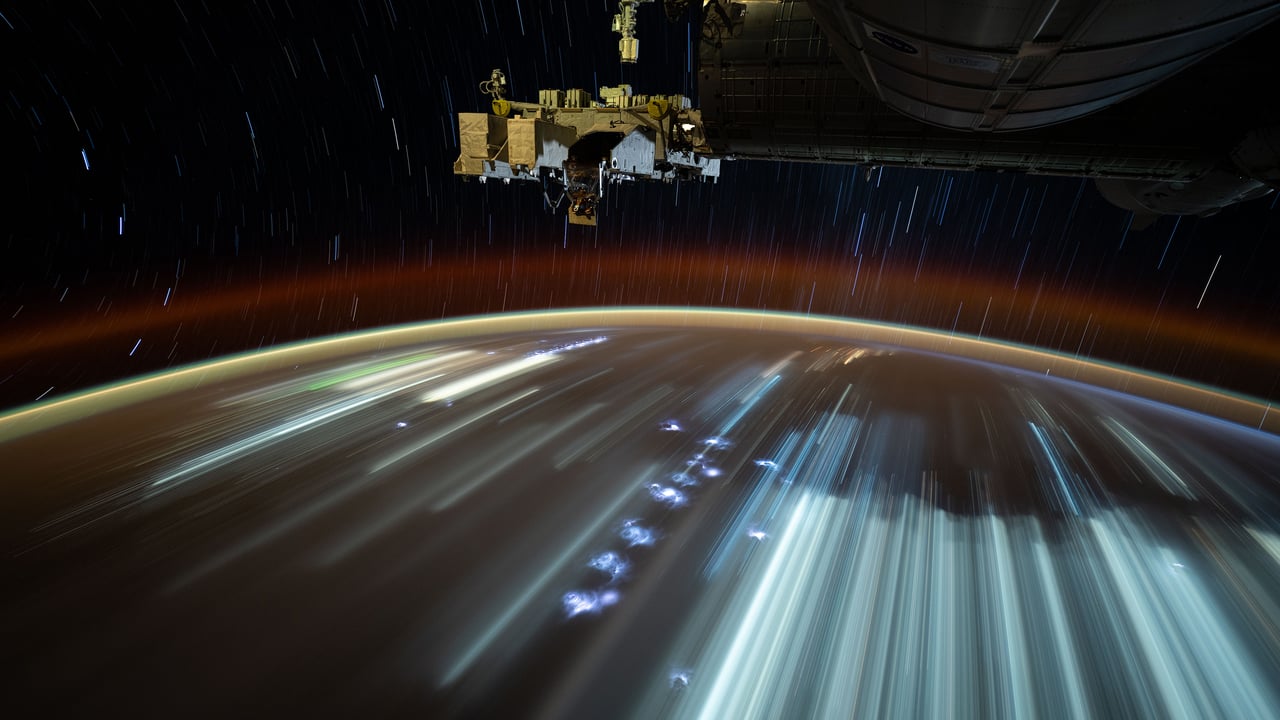 Lumières de villes vues depuis la Station Spatiale Internationale (© NASA)