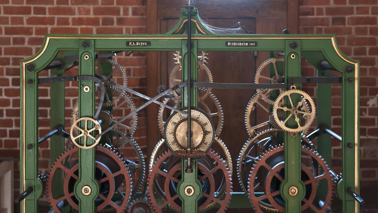 Altes Uhrwerk der Kirchturmuhr (1910 bis 1978) in der St. Michaeliskirche, Lüneburg, Niedersachsen, Deutschland (© Helmut Meyer zur Capellen/imageBROKER/Shutterstock)