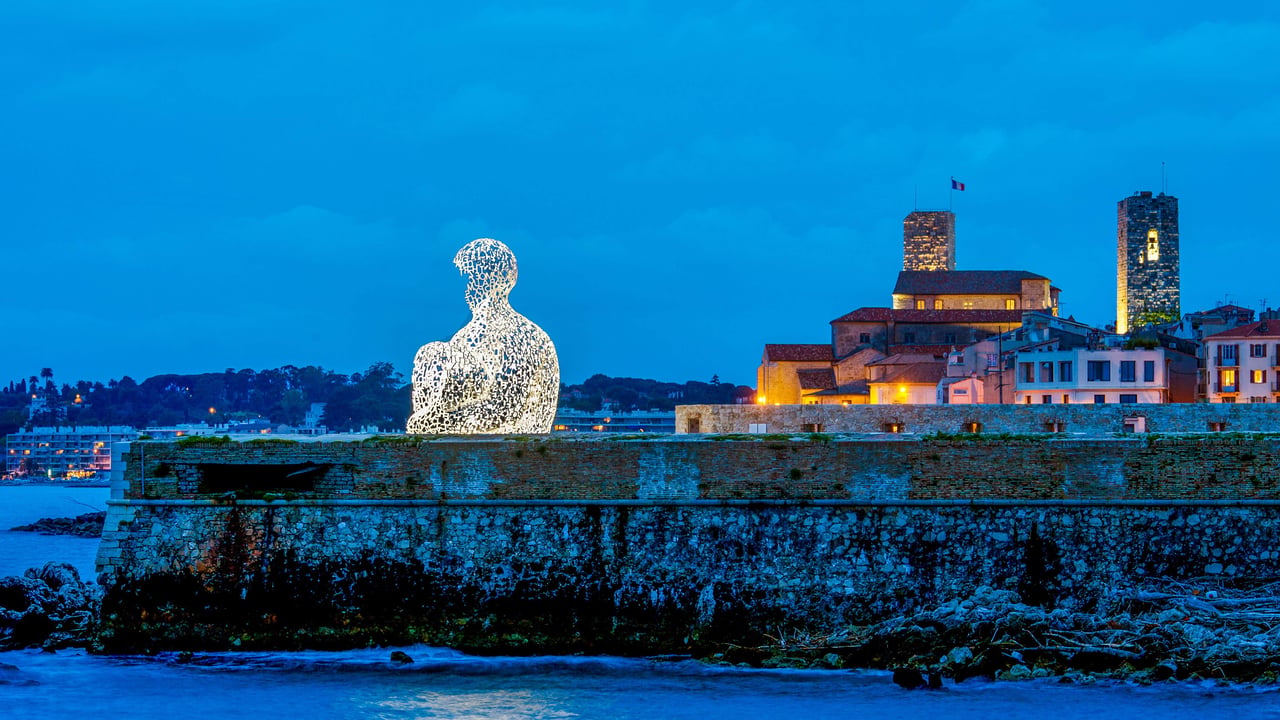 Sculpture créée par l'artiste Catalan Jaume Plensa intitulée "Nomade", vieille ville d'Antibes, Alpes-Maritimes (© Norbert Scanella/Alamy Stock Photo)