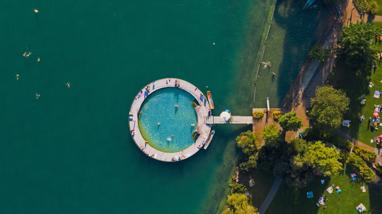 Strandbad Tiefenbrunnen, a public pool on the shore of Lake Zürich, Switzerland (© Amazing Aerial Agency/Offset by Shutterstock)