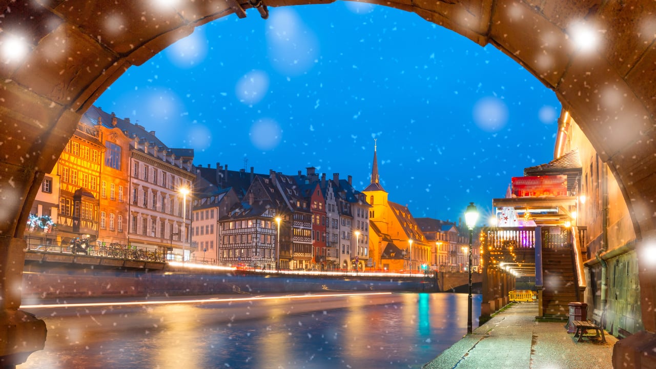 Quai et église Saint-Nicolas à Strasbourg pendant la période des fêtes (© KavalenkavaVolha/iStock/Getty Images Plus)