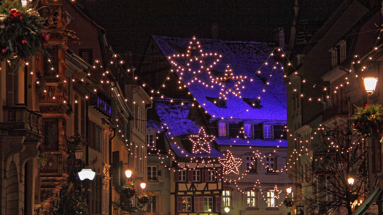 Guirlandes illuminant les rues de Strasbourg (© Marco Desscouleurs/Adobe Photo Stock)