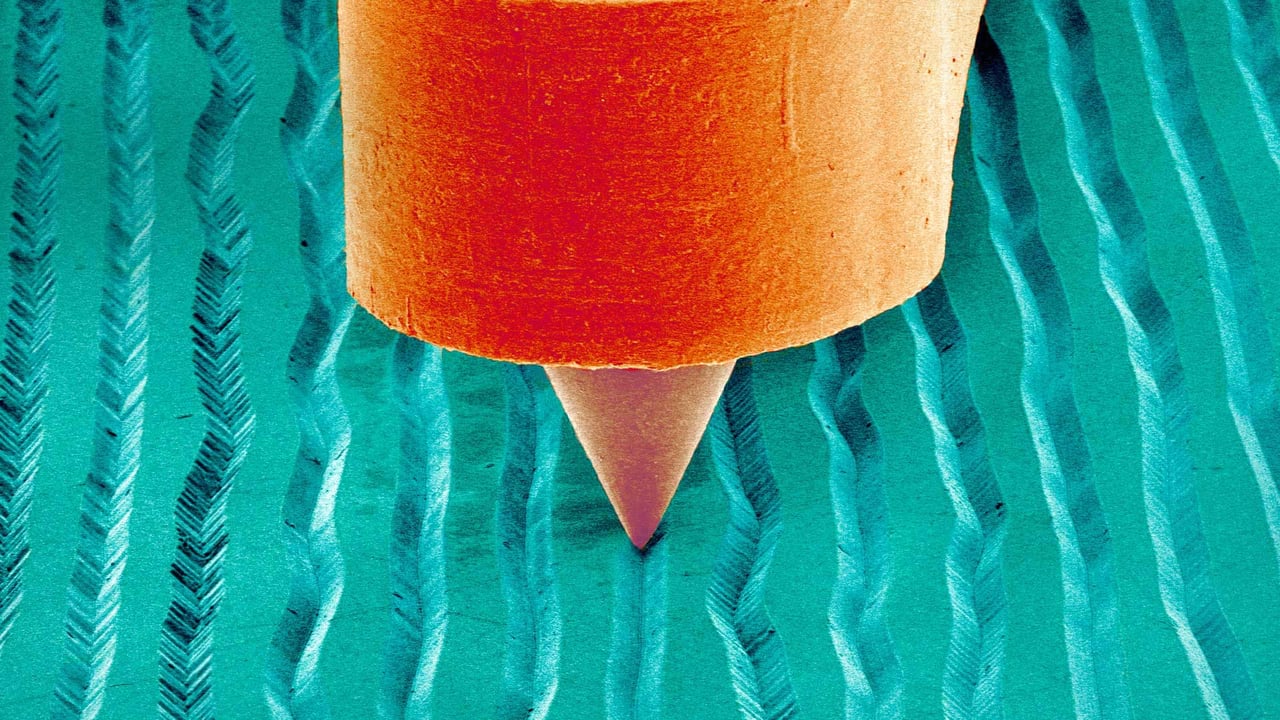 ｢レコード針と溝｣ (© Susumu Nishinaga/Science Photo Library)