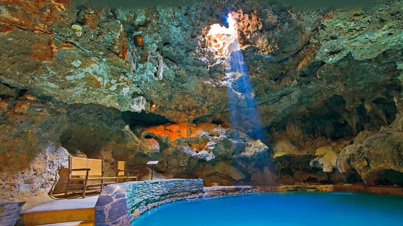 Cave and Basin National Historic Site, Sulphur Mountain, Banff National Park, Alberta (© Interfoto/DanitaDelimont.com)