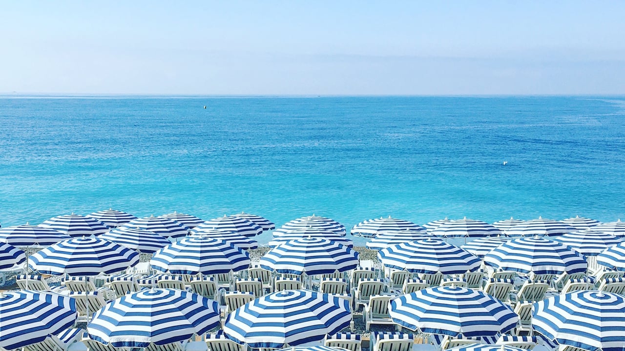 Parasols et chaises longues sur une plage, Côte d’Azur, Nice (© Gen Sadakane/EyeEm/Getty Images)