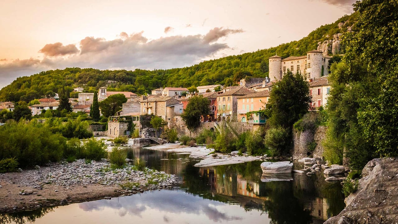 L’Ardèche et le village de Vogüé au coucher du soleil (© JeanLucIchard/Shutterstock)