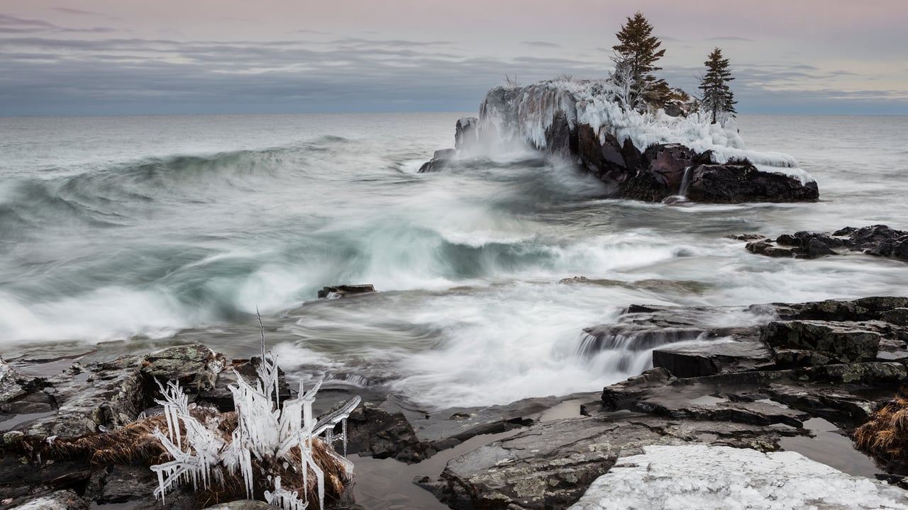 Snow and ice along the shoreline of Lake Superior in winter; Thunder Bay, Ontario (© plainpicture/Design Pics/Susan Dykstra)
