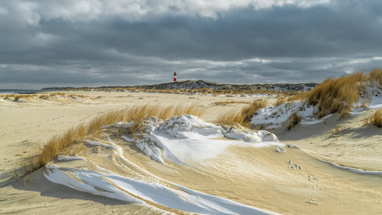 Strand der Insel Sylt, Schleswig-Holstein, im Winter (© RelaxFoto.de/iStock/Getty Images Plus)