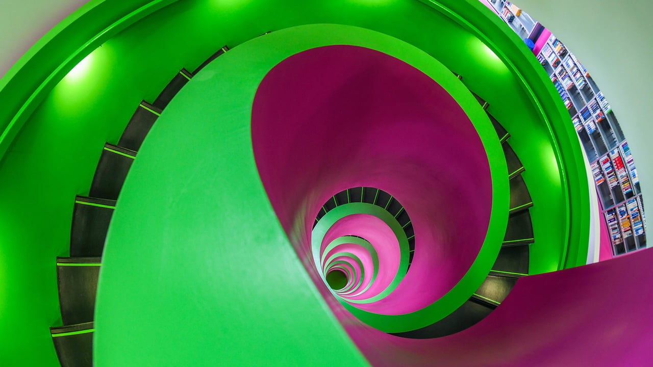 Wendeltreppe in der Universitätsbibliothek Cottbus-Senftenberg, Brandenburg, Deutschland (© dpa picture alliance/Alamy Stock Photo)