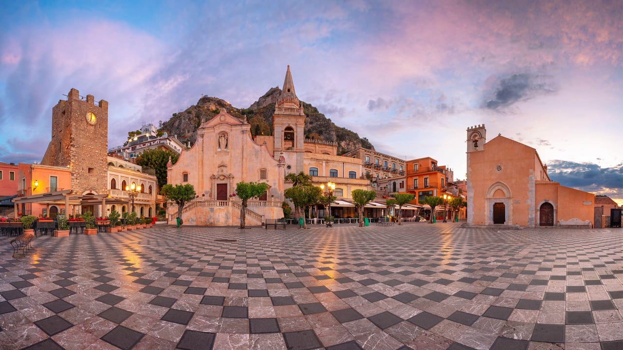 Piazza IX Aprile, Taormina, Sicily, Italy (© rudi1976/Alamy)