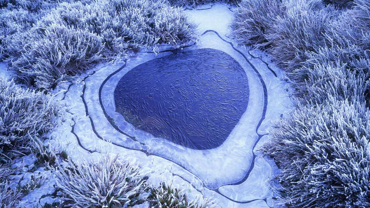 Frozen tarn, Cradle Mountain, Tasmania (© TED MEAD/Getty Images)