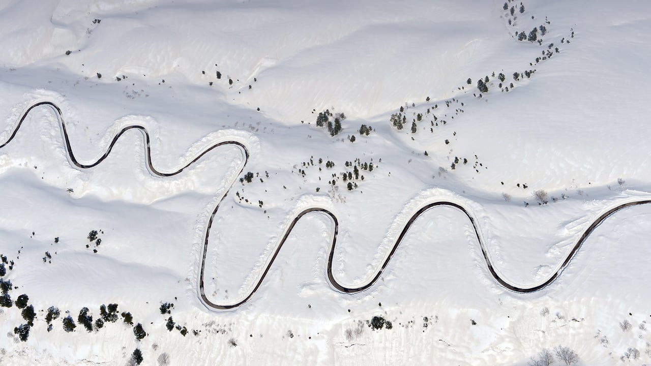｢除雪中の立山黒部アルペンルート｣富山 (© The Asahi Shimbun/Getty Images)