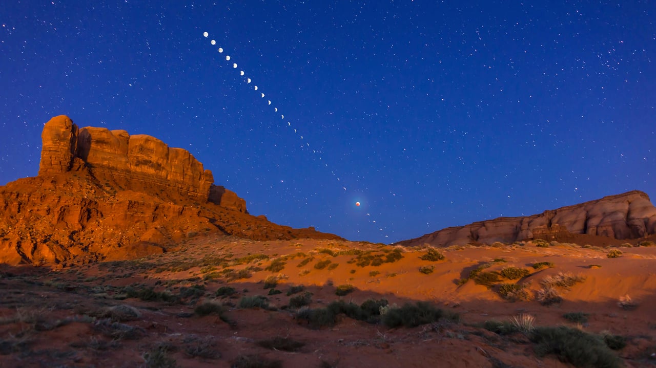 The total lunar eclipse of April 4, 2015, photographed over Monument Valley, Utah (© Alan Dyer/Alamy)