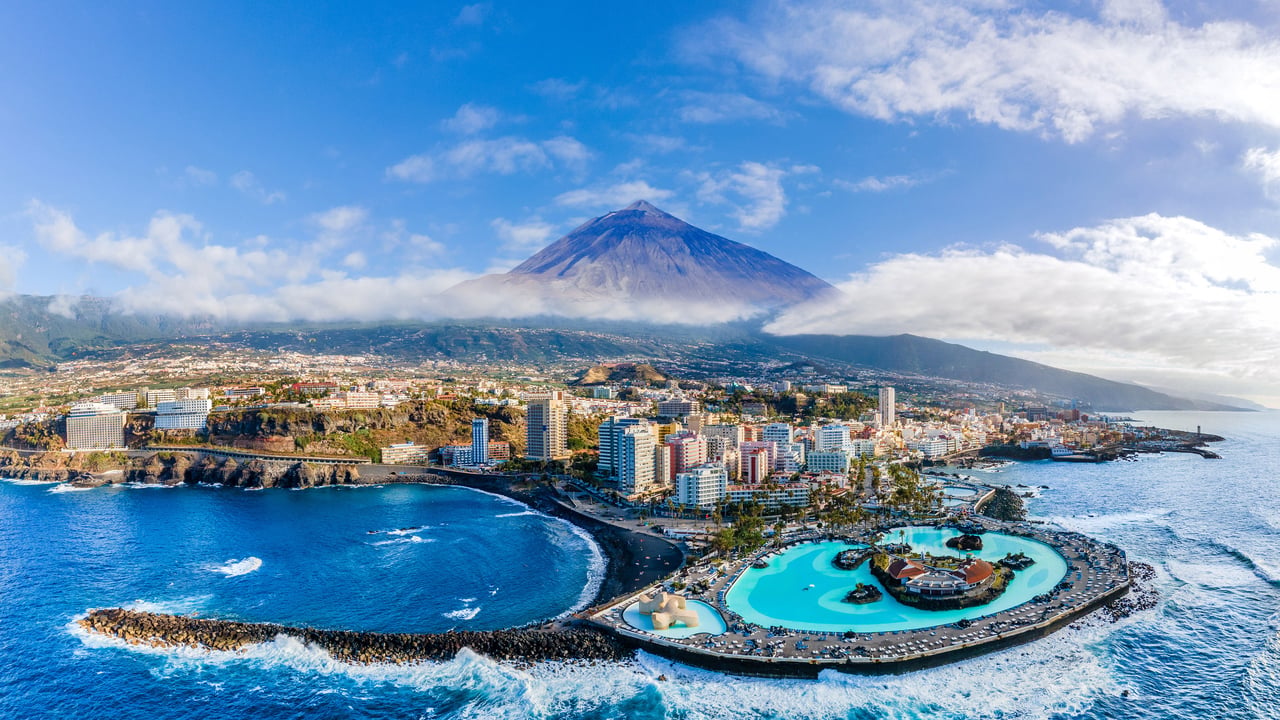 Vista aérea del Puerto de la Cruz, Tenerife (© Balate Dorin/Getty Images)