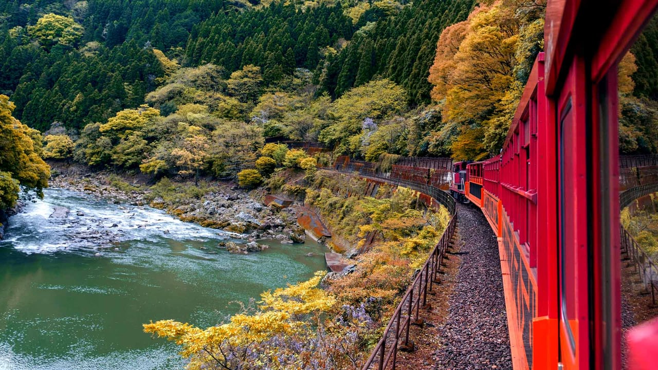 ｢嵯峨野観光鉄道｣京都, 嵐山 (© jiGGoTravel/Alamy Stock Photo)