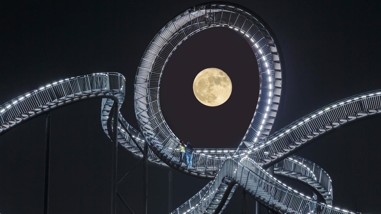 Vollmond über der „Tiger and Turtle – Magic Mountain“-Landmarke im Angerpark, Duisburg, Nordrhein-Westfalen (© Bernd Mellmann/Alamy Stock Photo)