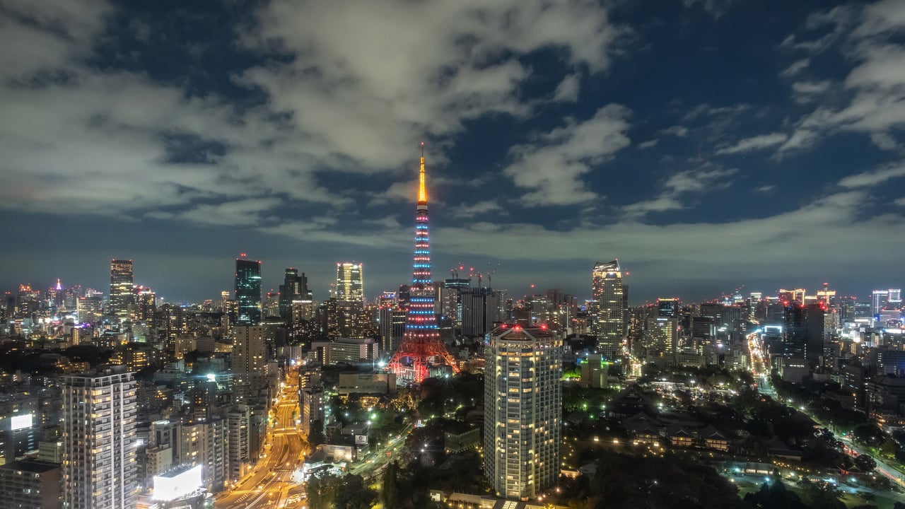 ライトアップされた夜の東京タワー, 東京 (© Najjsiri Nimyizhune/Getty Images)