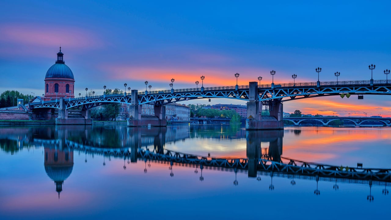 Pont St-Pierre across the Garonne River, Toulouse, France (© Image Professionals GmbH/Alamy)