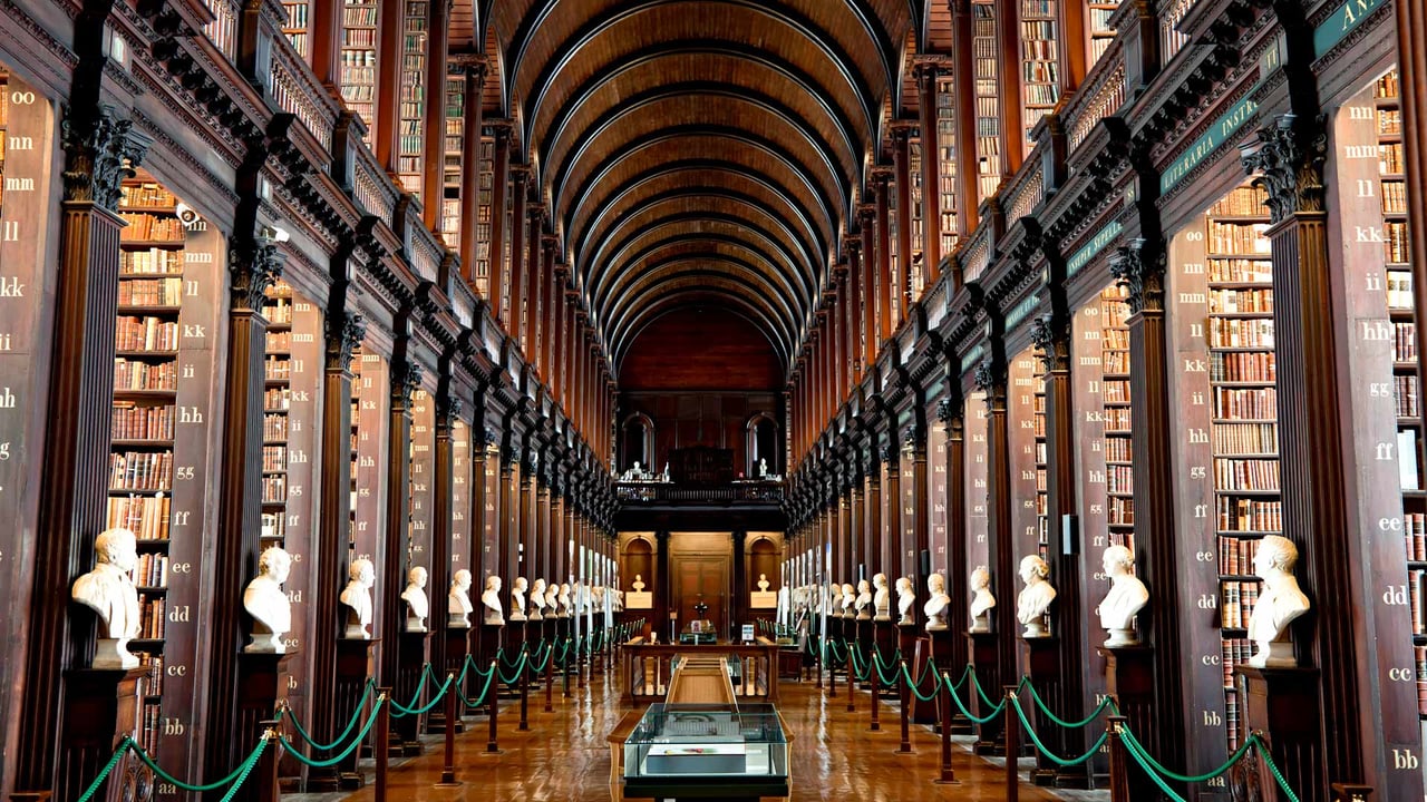 ｢トリニティ・カレッジ図書館｣アイルランド, ダブリン (© Carl Bruemmer/age fotostock)