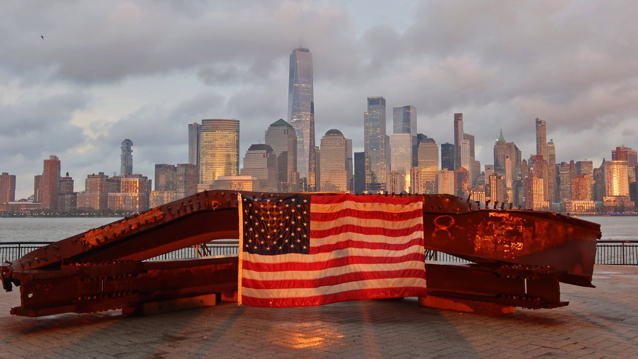 US flag on part of a 9/11 memorial overlooking the New York skyline from Exchange Place, Jersey City, New Jersey (© Gary Hershorn/Getty Images)