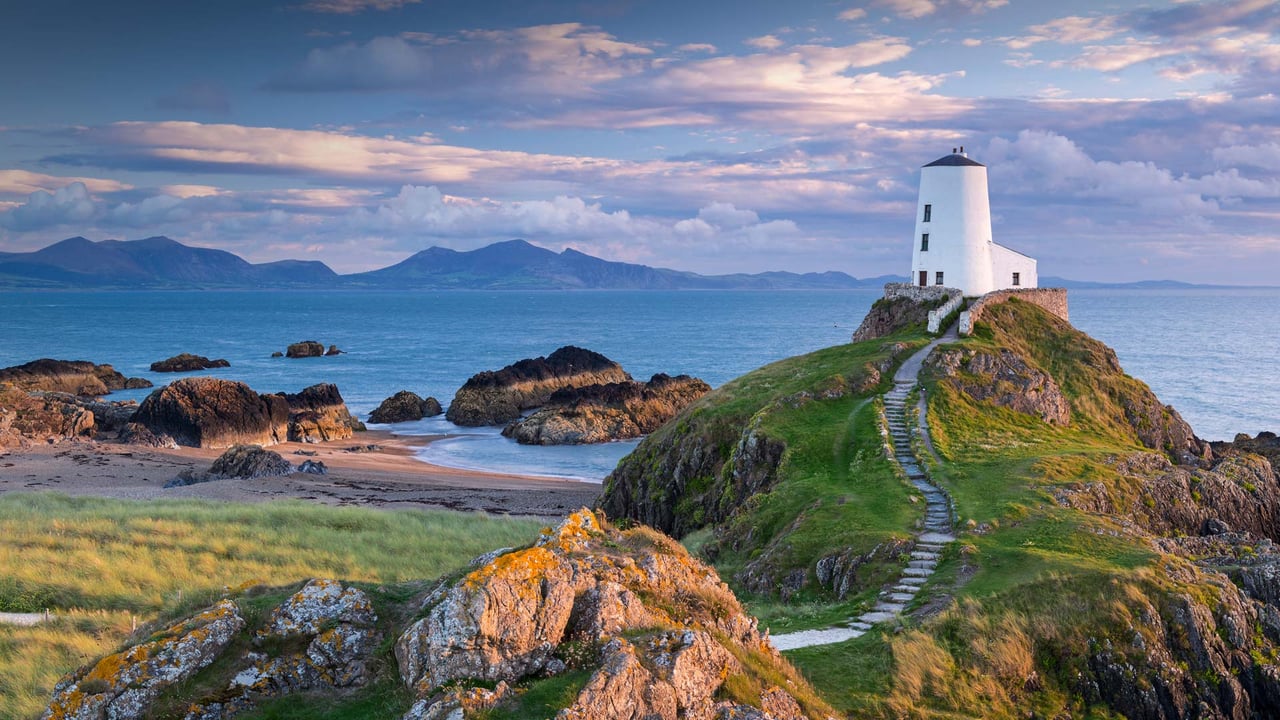 Tŵr Mawr Lighthouse on Llanddwyn Island in Anglesey, North Wales (© Jon Arnold/DanitaDelimont.com)