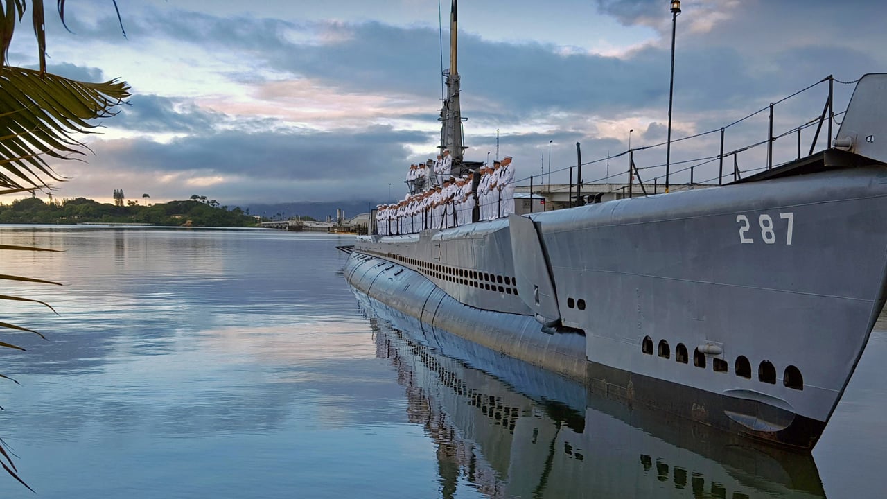 US Navy sailors on the WWII museum ship USS Bowfin in Honolulu, Hawaii (© US Navy Photo/Alamy)