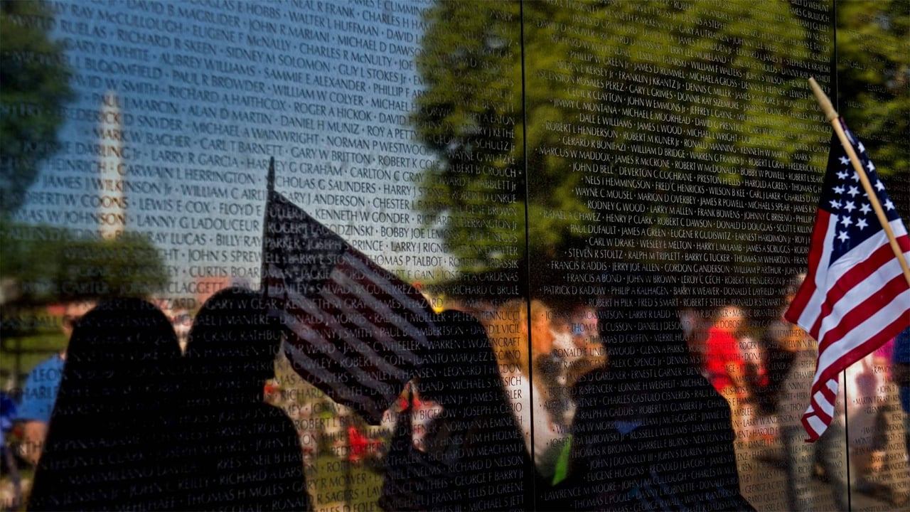 Visitors at the Vietnam Veterans Memorial in Washington, DC (© Nikki Kahn/Getty Images)