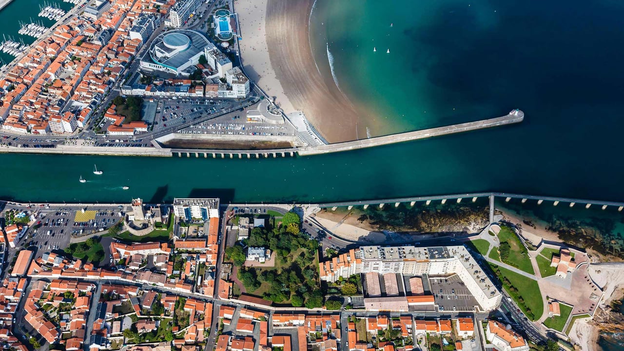 Les Sables-d'Olonne, la Tour d'Arundel, le casino, le fort Saint-Nicolas et le chenal menant au port (© Leroy Francis/Hemis/Alamy Stock Photo)