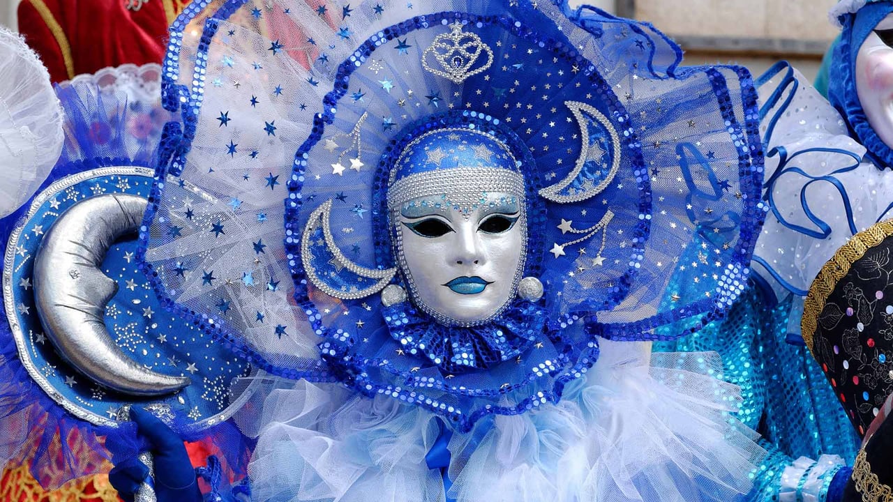 Masque vénitien lors du carnaval vénitien de Mayenne pour Mardi gras, Loire (© Joel Douillet/Alamy Stock Photo)