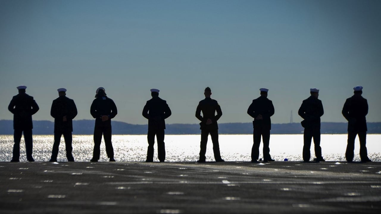 Sailors on the amphibious assault ship USS Iwo Jima on New York's Hudson River during Veterans Week, 2016 (© Apple White/Alamy)