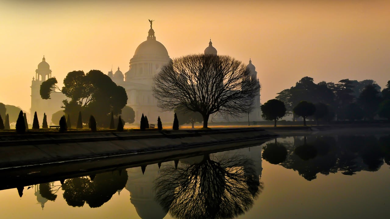 Beautiful foggy winter sunrise at Victoria Memorial, Kolkata, India. (© DebashisK/Shutterstock)