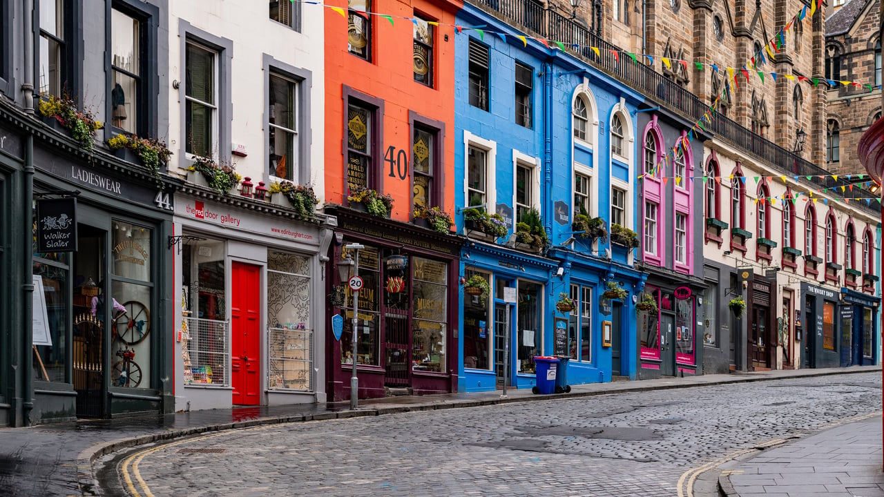 Victoria Street in Edinburgh, Scotland (© Michael Greene/iStock/Getty Images)