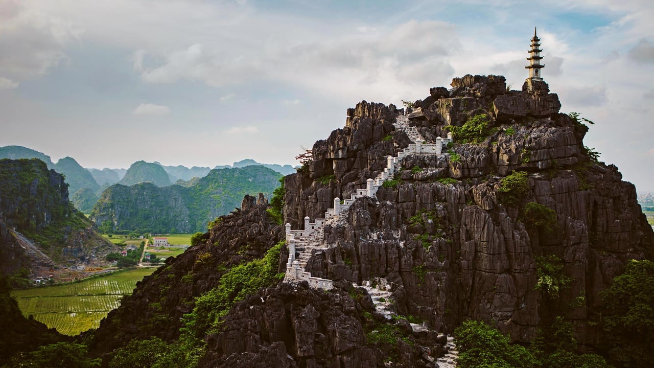 ｢ムア洞窟」ベトナム, ニンビン省, ホアルー県 (© Cavan Images/Offset)
