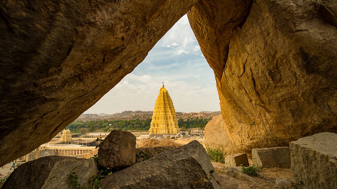 Virupaksha Temple framed by two huge rocks in Hampi, Karnataka (© Travel Wild/iStock/Getty Images Plus)