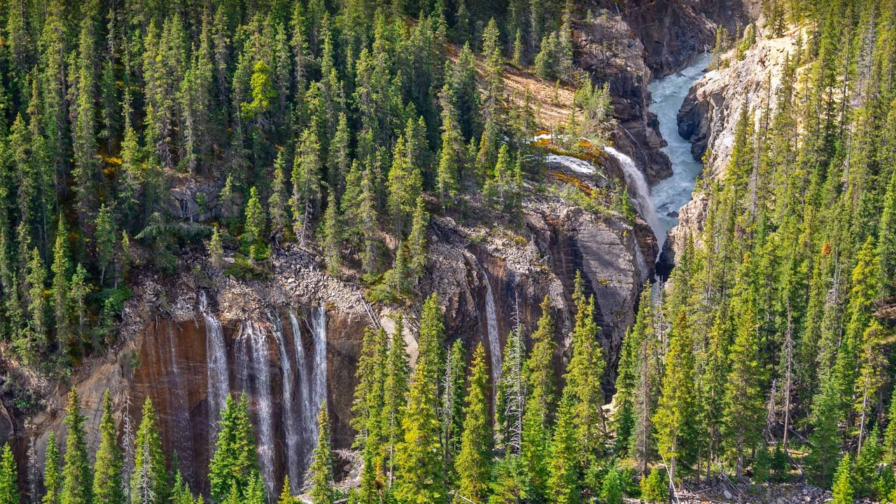 Waterfalls in Sunwapta Valley, Jasper National Park, Canada (© Delpixart/Getty Images)