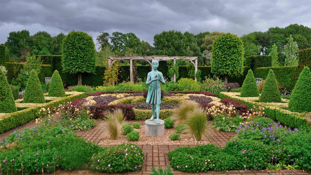Waterperry Gardens in Oxfordshire, England (© Lauren Hibbit/Danita Delimont)