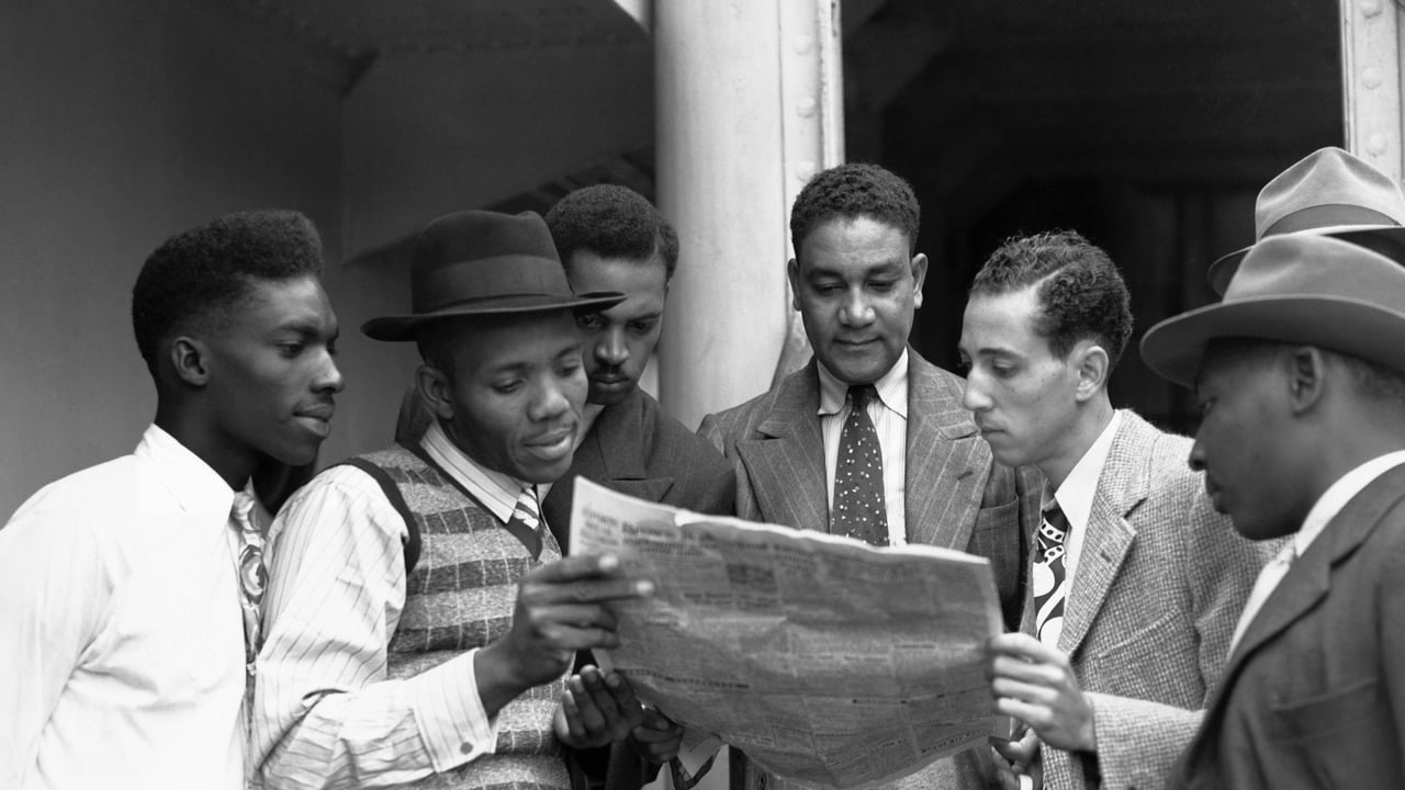Reading the news aboard the Empire Windrush on arrival at Tilbury, Essex on 22 June 1948 (© Hulton-Deutsch Collection/CORBIS/Corbis via Getty Images)