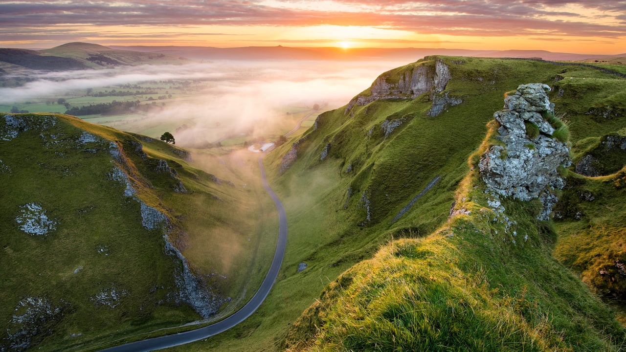 Winnats Pass, Peak District National Park, England (© Daniel_Kay/Getty Images)