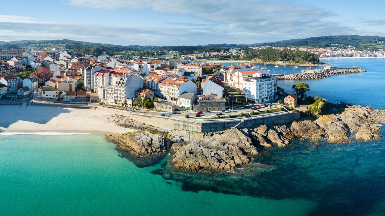 Playa de Portonovo en la Ría de Pontevedra, España (© Andres Garcia Martin/Shutterstock)