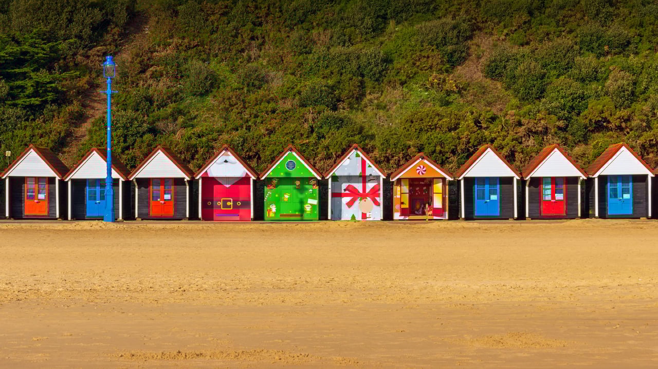 Christmas-themed beach huts in Bournemouth, England (© Allouphoto/Alamy)