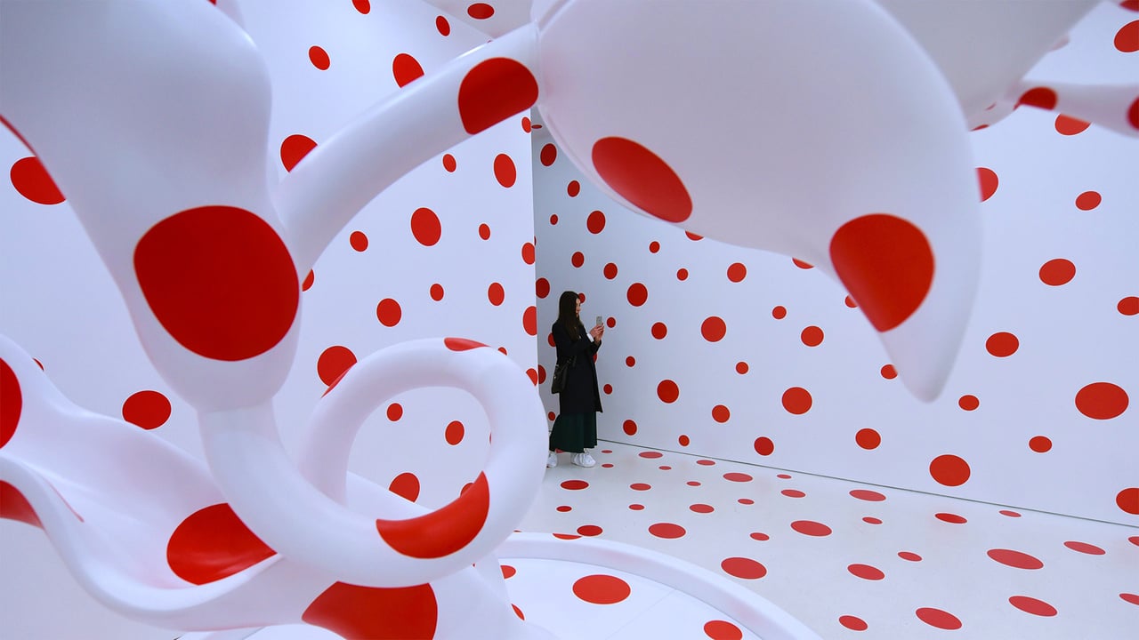 A woman looks at Yayoi Kusama's 'With All My Love for The Tulips, I Pray Forever (2011)' (© Timothy A. Clary/Getty Images)