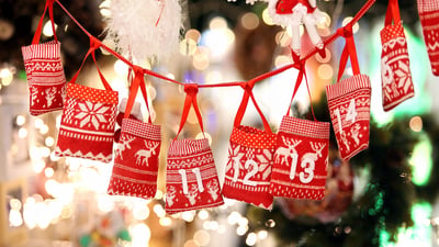 Bing wallpaper November 30, 2025. Adventskalendersäckchen mit süßen Überraschungen (© wideonet/Getty Images)