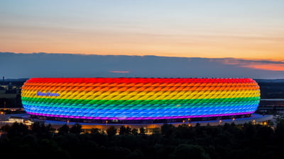 Bing wallpaper June 27, 2024. Die Allianz Arena in Regenbogenfarben beleuchtet, München, Deutschland (© Marci Kost/Getty Images)