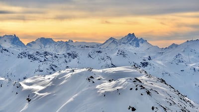 Bing wallpaper January 1, 2025. Montagne enneigée au coucher du soleil, Alpes françaises (© raeva/Getty Images)