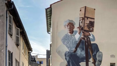 Bing wallpaper November 9, 2020. Fresque representant Buster Keaton, le cameraman, Cannes (© Arterra Picture Library/Alamy Stock Photo)