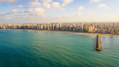 Bing wallpaper April 13, 2025. Vista aérea da Praia de Iracema, Fortaleza, Ceará, Brasil (© stocklapse/Getty Images)