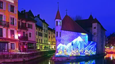 Bing wallpaper December 21, 2021. Winter scene illuminated on the Palais de l'Isle in Annecy, Haute Savoie, France (© blickwinkel/Alamy)