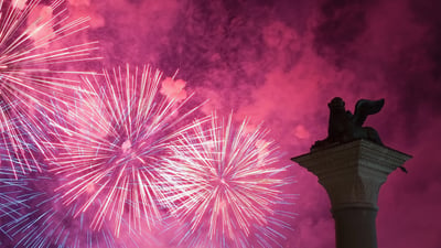 Bing wallpaper December 30, 2025. Capodanno, Venezia (© Marco Secchi/Collaboratore/Getty Images News)