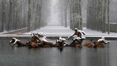 Bing wallpaper January 17, 2022. Le bassin d’Apollon sous la neige dans le parc du château de Versailles, photographié le 6 février 2018 (© FRANCOIS GUILLOT/AFP via Getty Images)